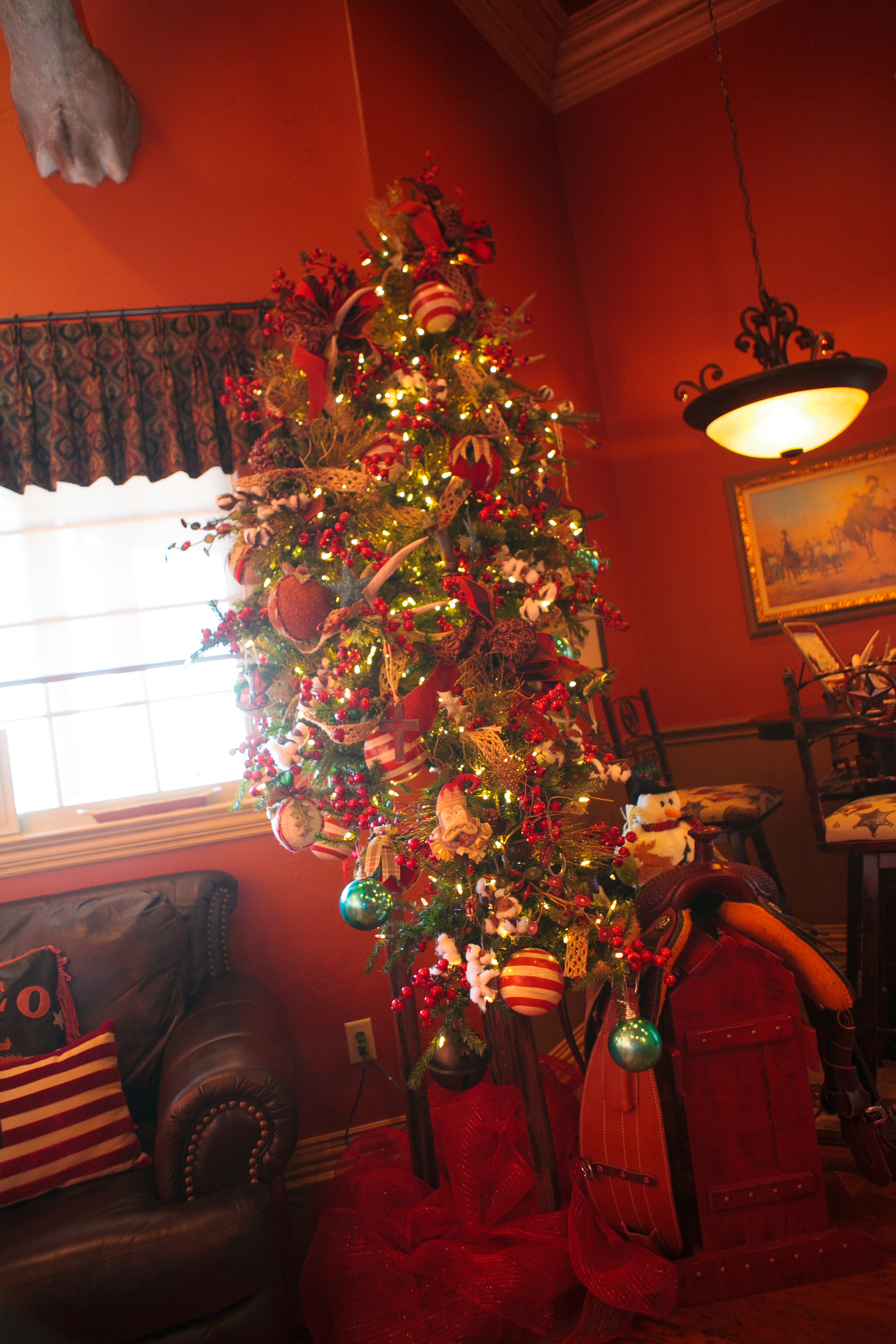 Show Me Decorating your largest Christmas decoration, the Christmas tr ...
